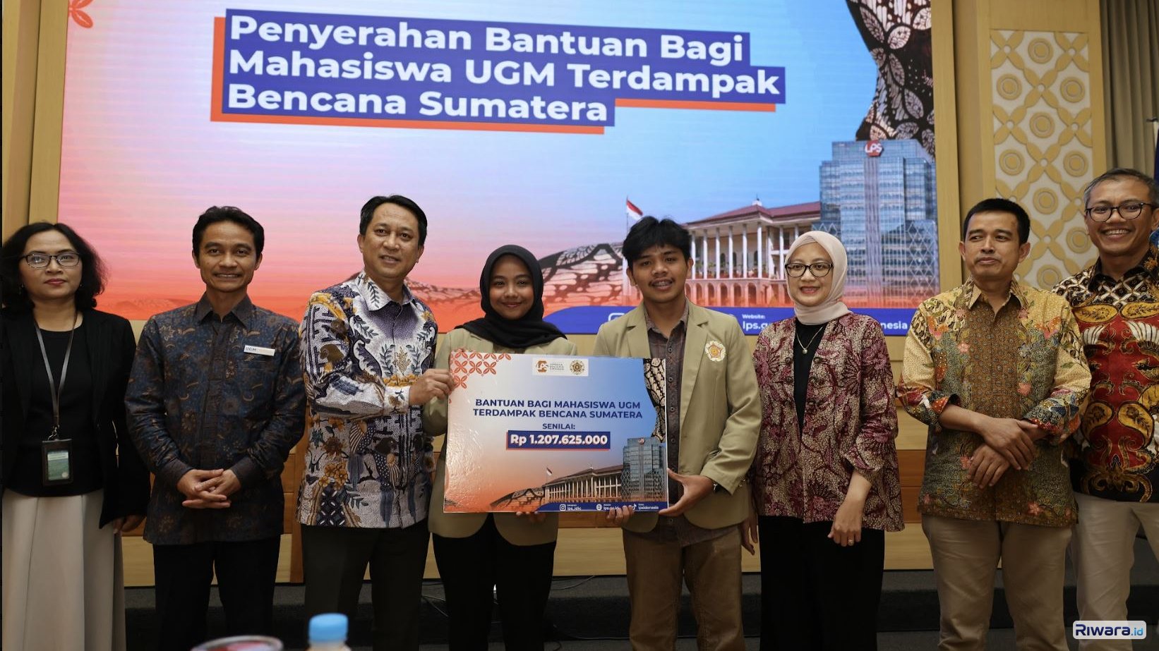 Penyerahan bantuan dari Lembaga Penjamin Simpanan untuk mahasiswa UGM yang terdampak bencana Sumatra